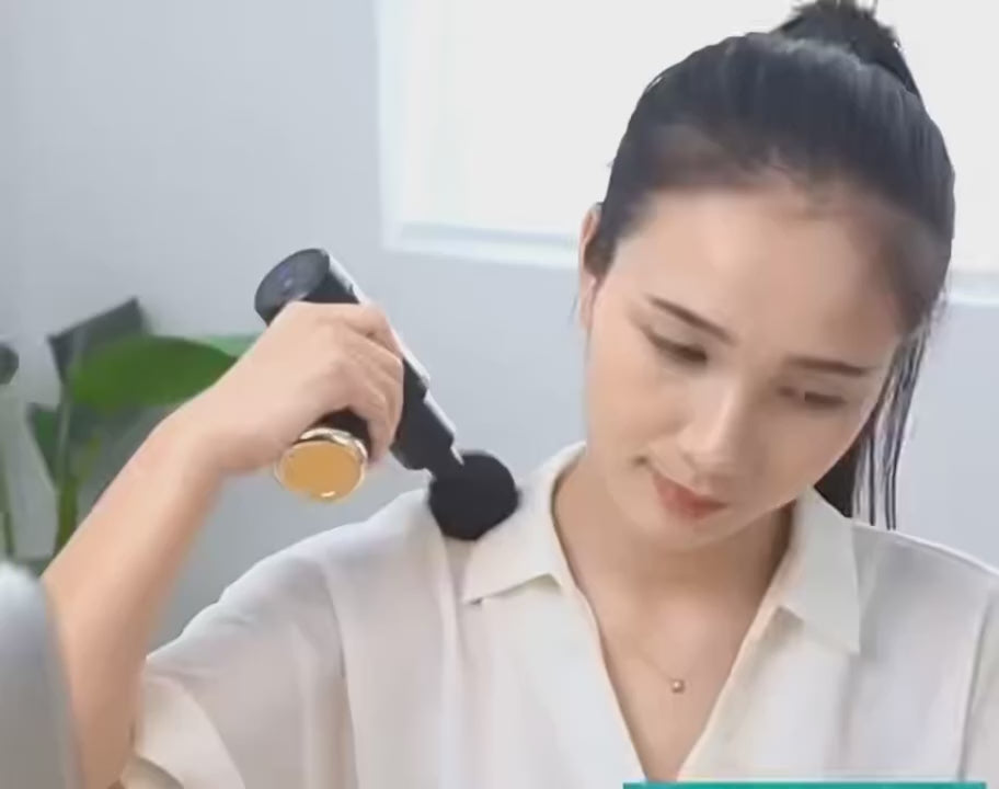 Pistolet de massage à percussion avec 4 têtes interchangeables — vidéo de présentation